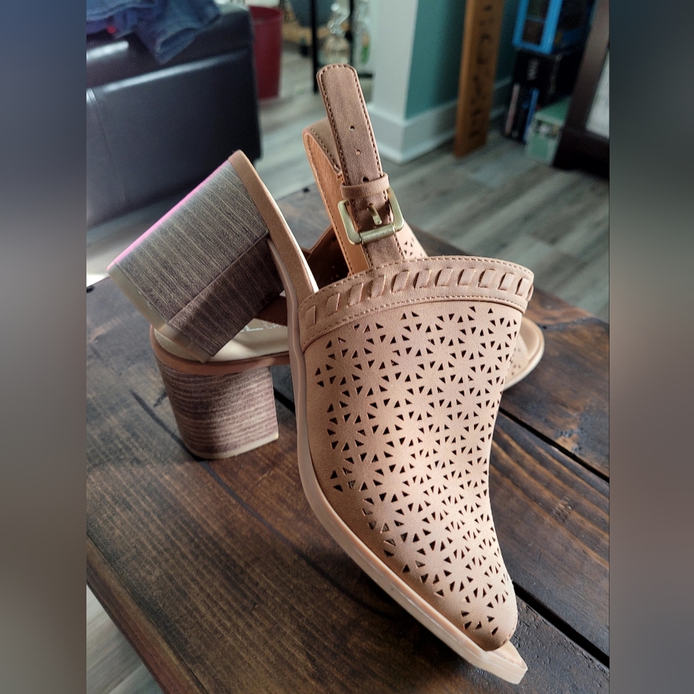 CL by Laundry Women's Tan Block Heel Sandals
